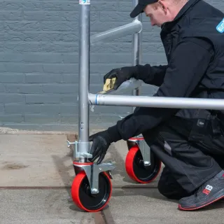 Mobile facade scaffold - 135 cm x 250 cm x 7.2 m - Euroscaffold